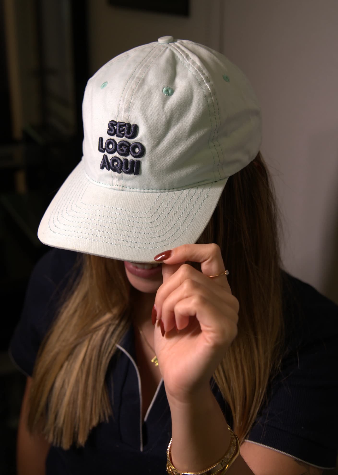 Boné personalizado com bordado aplicado na frente